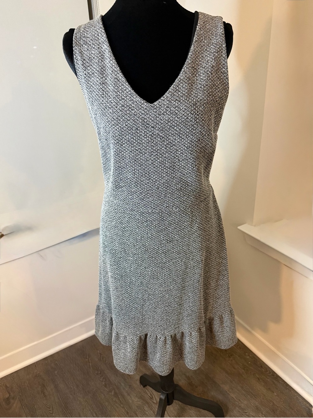 LOFT Black White Textured V-Neck Flounce Hem Dress Size 10
